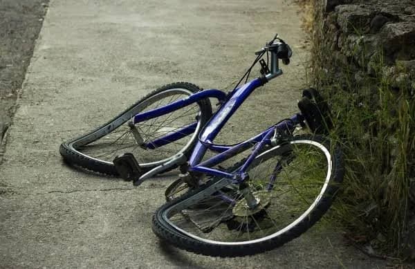 Idoso de 72 anos é derrubado da bicicleta com voadora durante assalto
