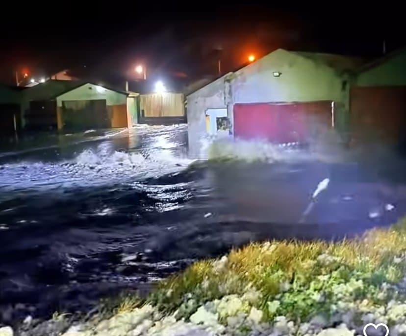 Mar avança até galpões de pesca do Farol e comunidade se mobiliza para amenizar estragos