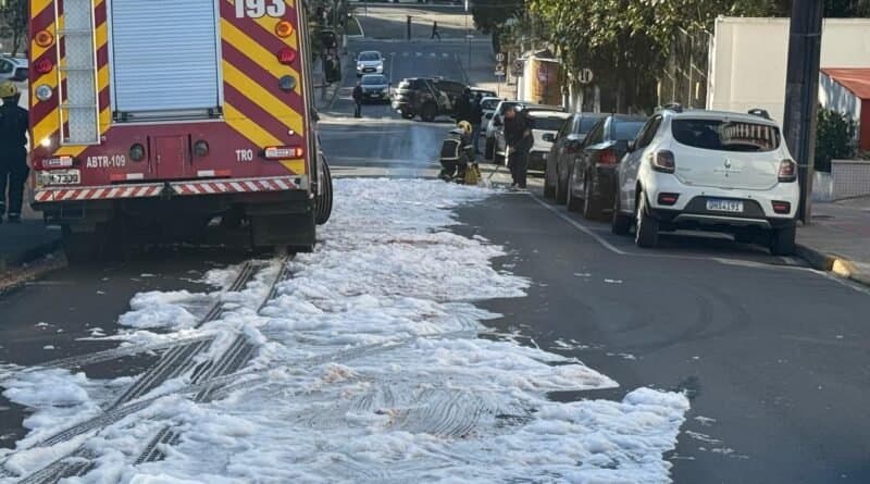 Rua da prefeitura de Tubarão é interditada após derramamento de óleo