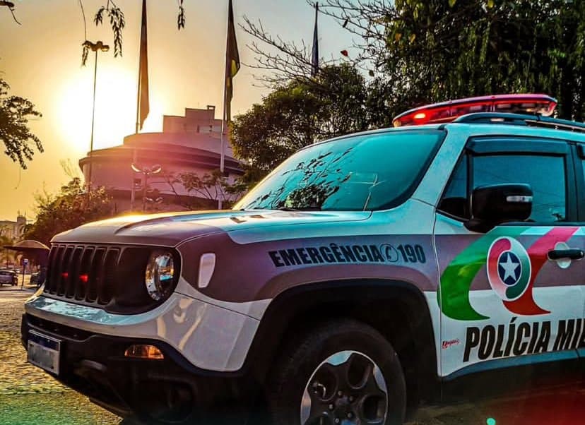 Homem em liberdade condicional é flagrado pela PM assaltando taxista