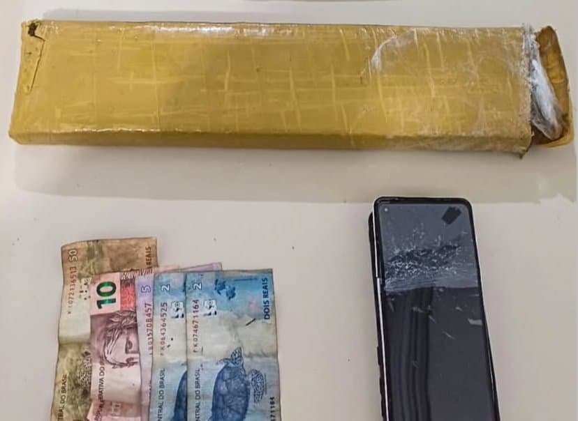 Jovem joga mais de 1,2 kg de maconha pela janela de carro durante perseguição