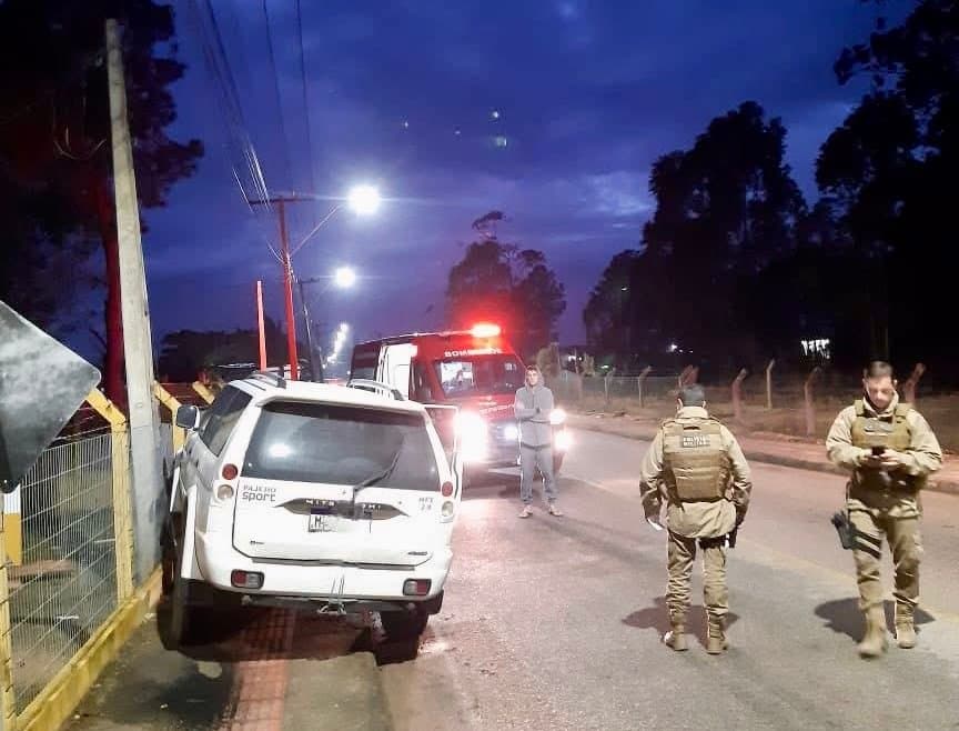 Motorista perde a consciência ao volante e bate em muro