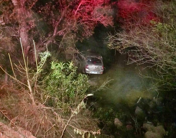 Jovem perde controle da direção do veículo e cai em ribanceira de 4 metros