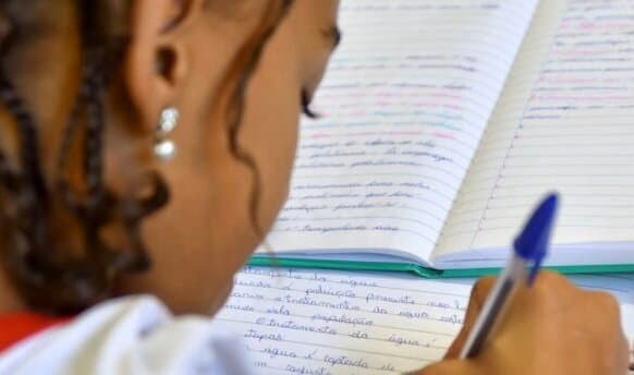 Professor é indiciado por racismo contra aluna adolescente