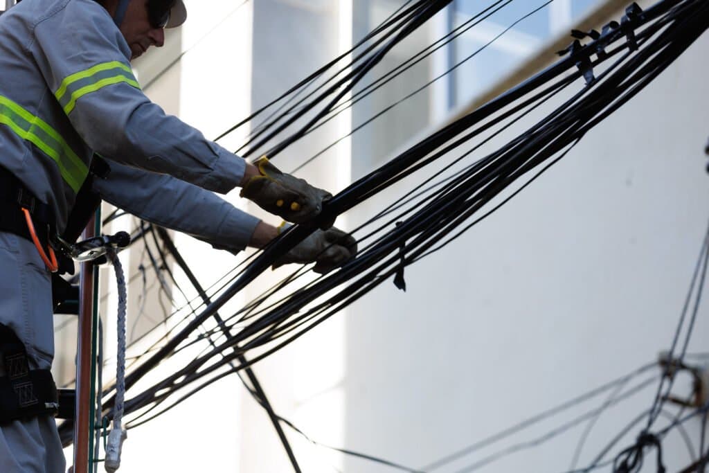 Dez mil metros de cabos de fios sem uso são retirados do Centro de Tubarão
