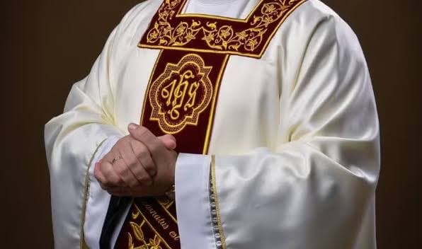 Mulher acusada de perseguir padre paga R$ 40 mil após aceitar acordo