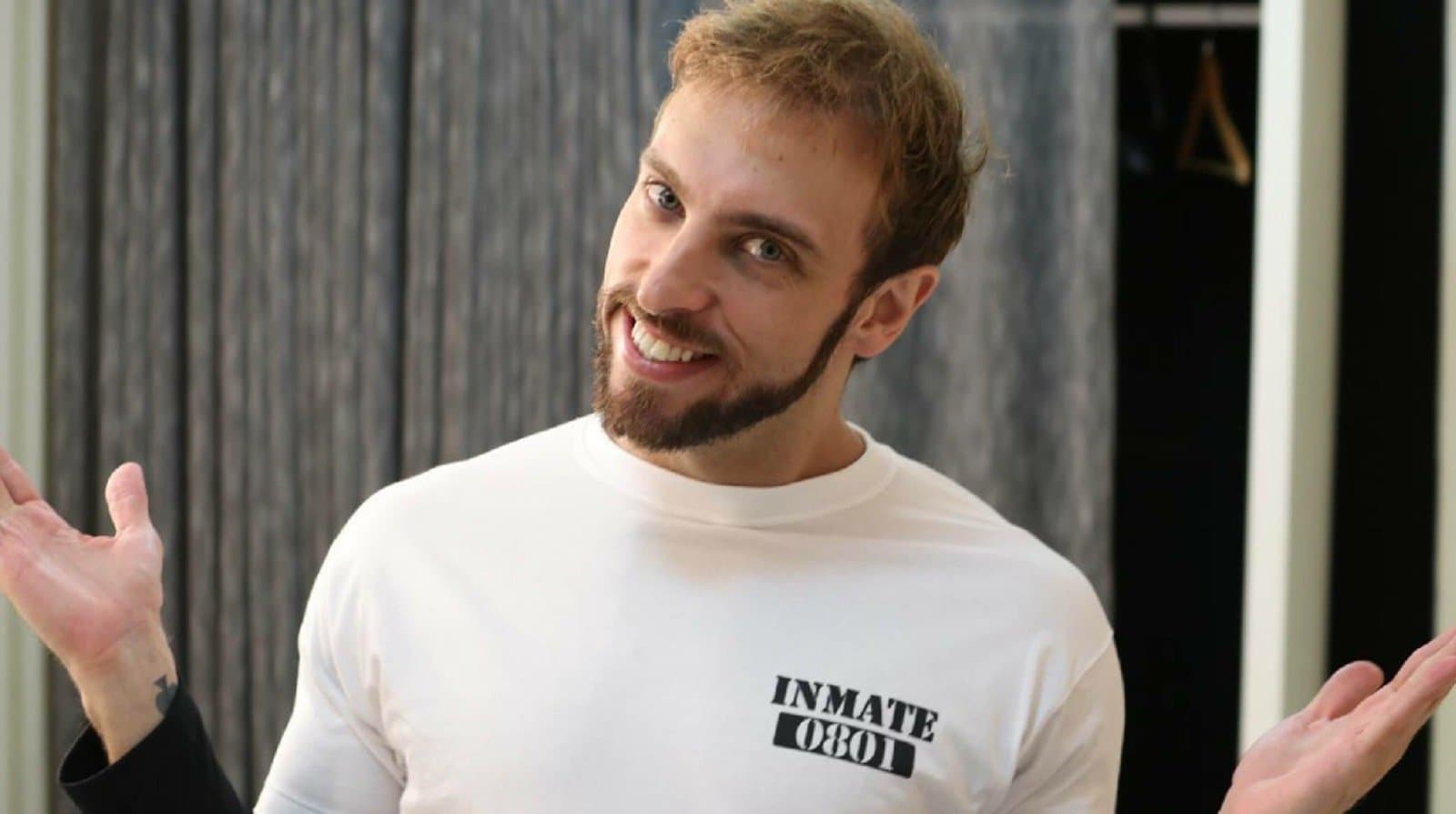 Humorista Léo Lins apresenta show em Tubarão nesta sexta-feira (22)