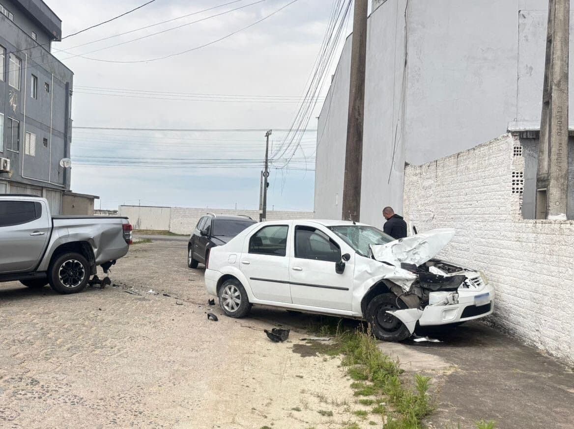 Jovem sem CNH causa perigo no trânsito e bate em carro estacionado durante fuga da polícia