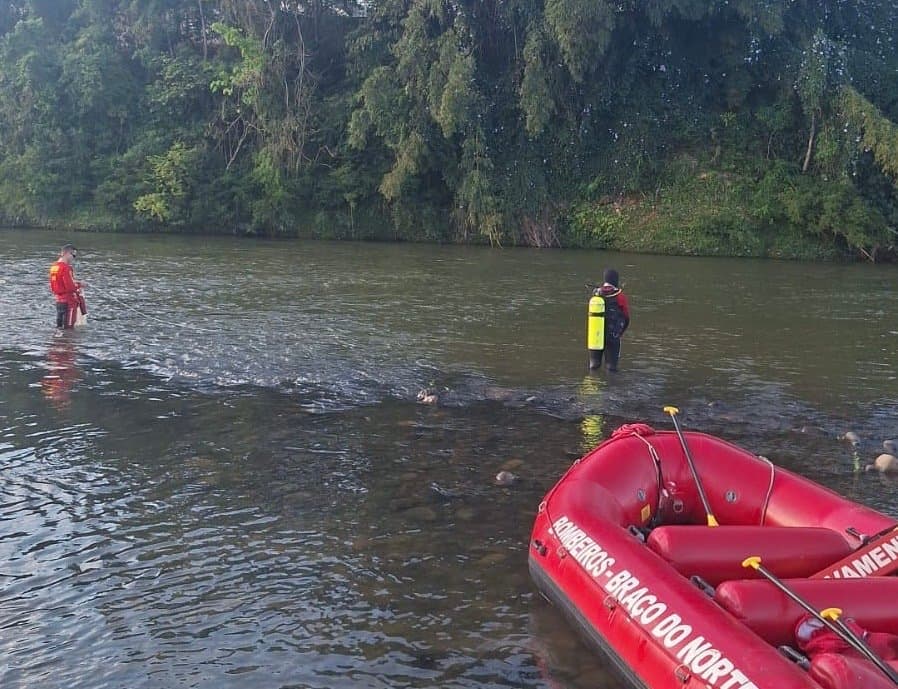 Buscas por jovem desaparecido em rio seguem para o segundo dia