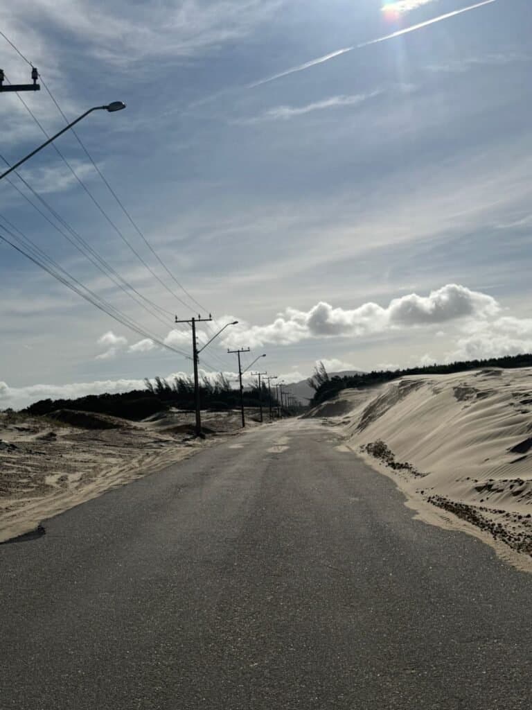 Acesso a Itapirubá Sul recebe limpeza e desobstrução