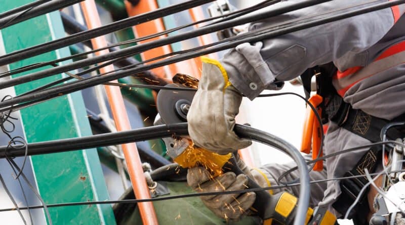 Sete mil metros de fios obsoletos são retirados dos postes na subida da Catedral