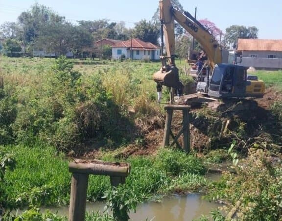 Ponte interditada é desmanchada porque pedestres continuavam atravessando