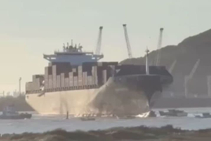 Navio colide com embarcação pesqueira por causa dos fortes ventos