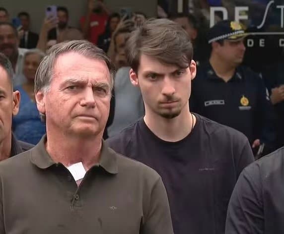 Com crise de pressão, vômitos e soluços, Jair Bolsonaro volta para o hospital