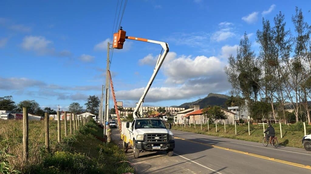 Fiação começa a ser instalada para iluminação da Ponte da Guarda