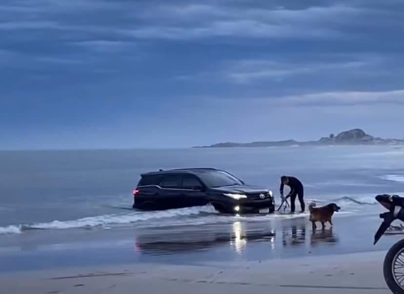 Carro fica preso na beira do mar ao tentar recolher jetski na Praia do Cardoso