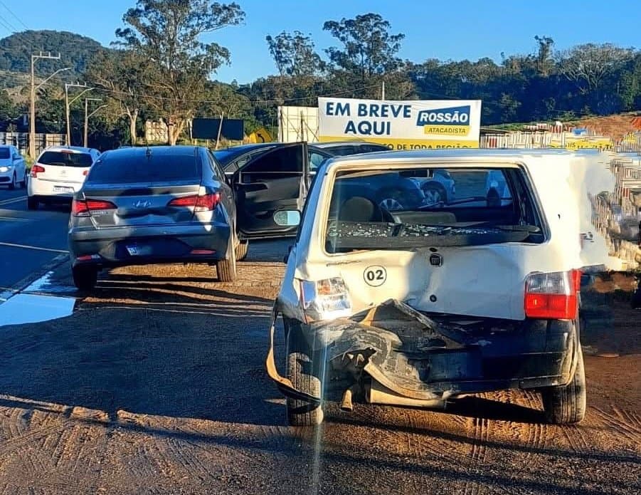 Engavetamento de três veículos deixa uma pessoa ferida
