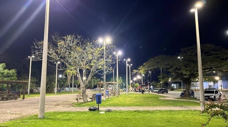 Praça do Avião recebe manutenção e lâmpadas de maior potência
