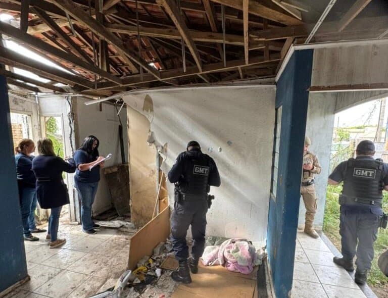 Moradores de rua são abordados em casa abandonada com risco de desabamento