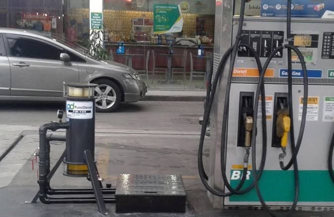 Trio de criminosos rouba dinheiro, bebidas e doces de posto de combustíveis