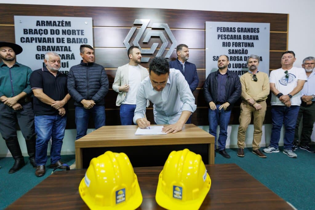 Rua Doze de Outubro recebe ordem de serviço para pavimentação