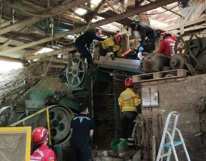 Trabalhador sofre ferimentos graves ao cair em máquina trituradora