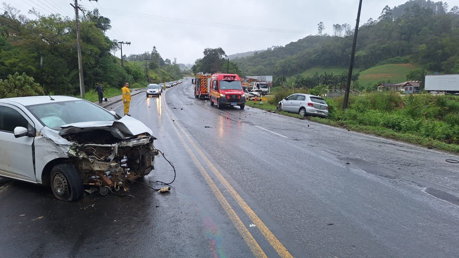 Colisão entre três carros deixa um morto na SC-370, em Braço do Norte