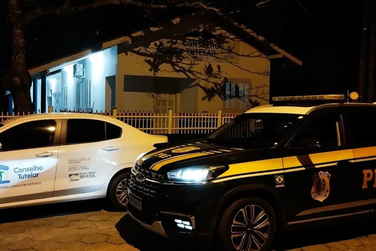 SC: PRF resgata menino de 8 anos que caminhava sozinho na BR-101
