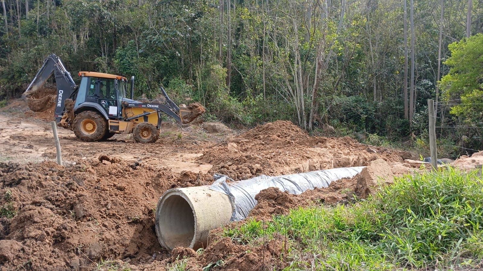 Estrada geral de Alto Pedrinhas recebe drenagem