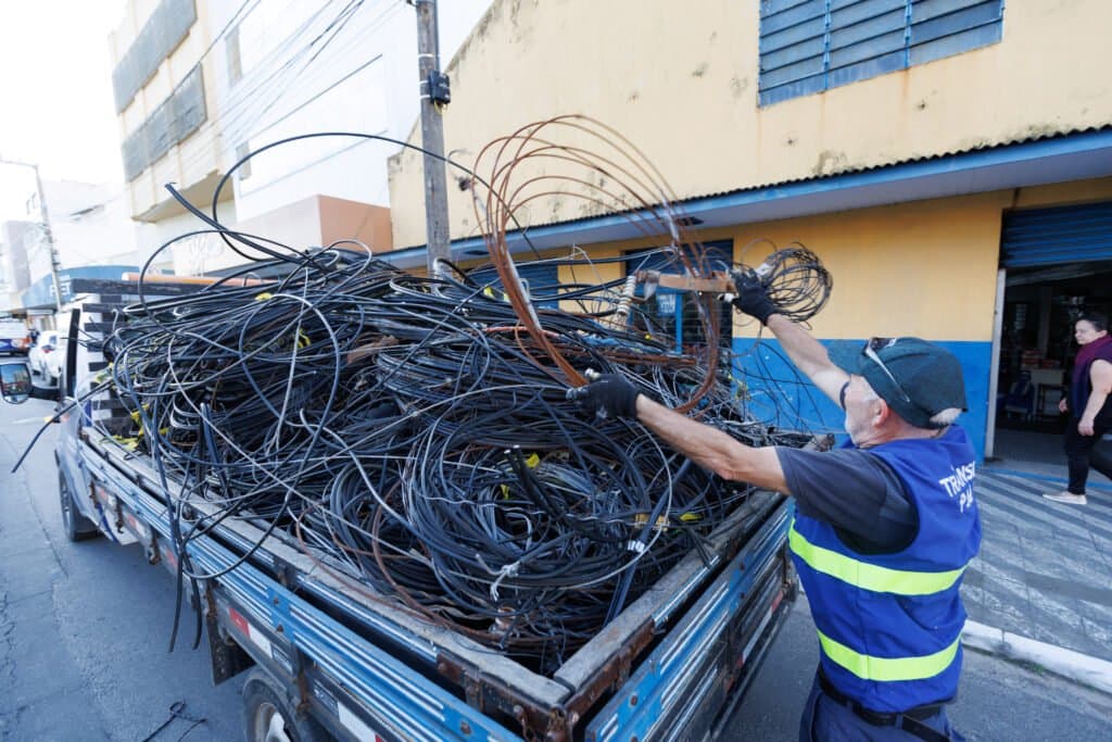 Rua Altamiro Guimarães terá ação para retirada de fios obsoletos