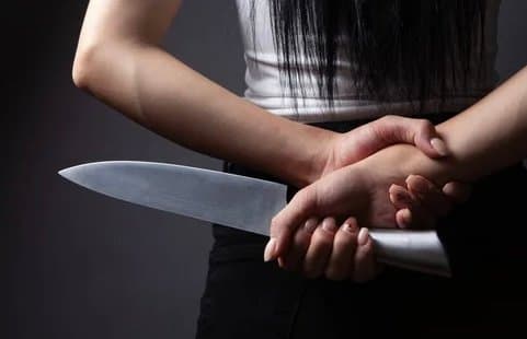 Homem de 43 anos fica em estado grave após levar várias facadas da filha