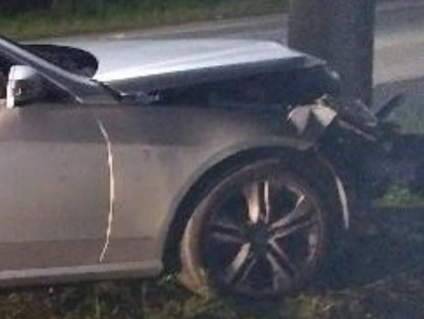 Homem embriagado dá carona para desconhecido e só escapa de assalto porque bate o carro