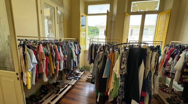 Projeto “Brechó Solidário” leva e arrecada doações nas comunidades de Laguna