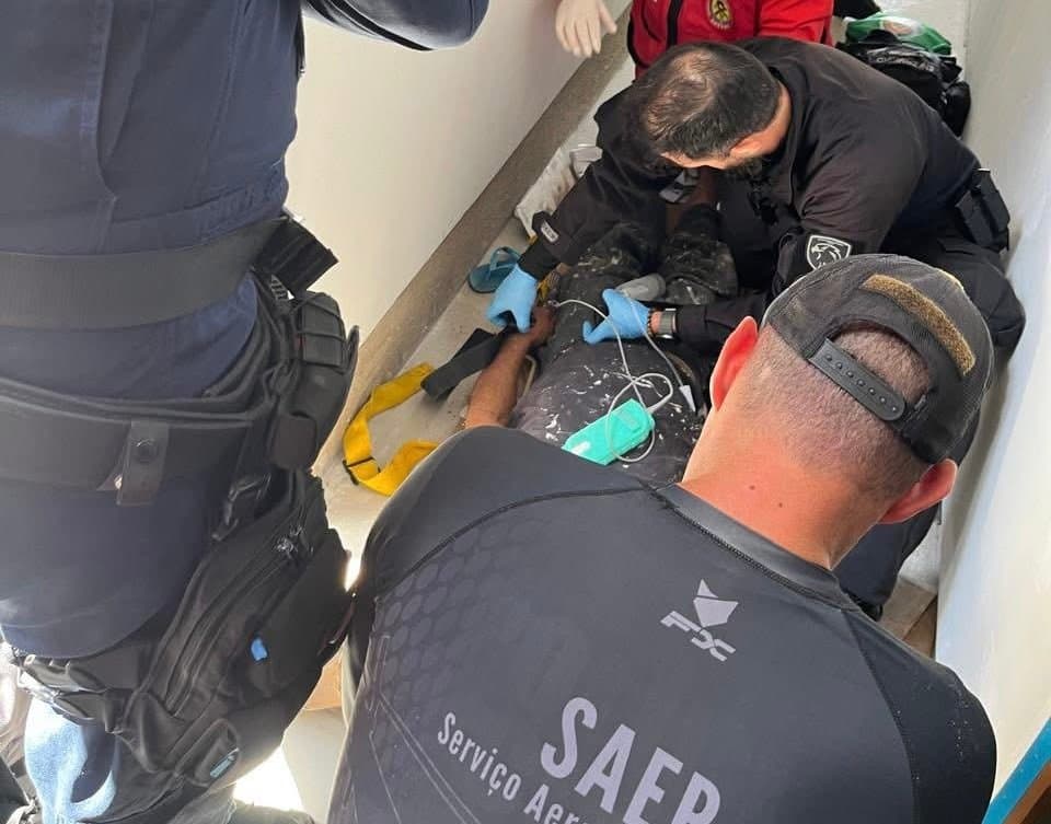 Homem de 50 anos fica gravemente ferido ao cair de escada