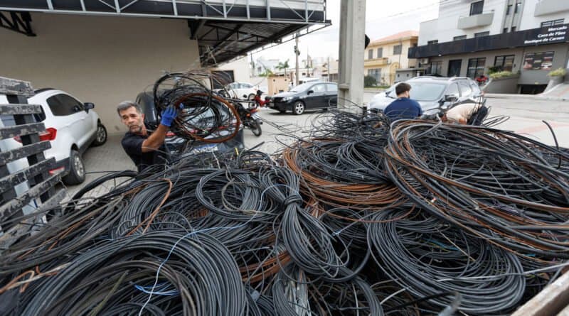 Mais 20 mil metros de fios obsoletos são retirados de postes de Tubarão
