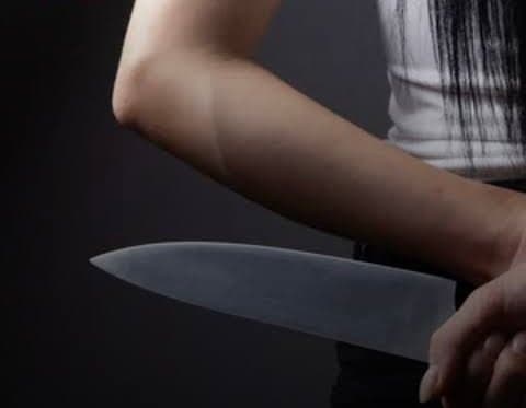 Homem é esfaqueado pela companheira e afirma já ter sido agredido outras vezes