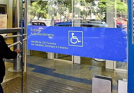 Mulher fica presa em agência bancária após trancamento da porta
