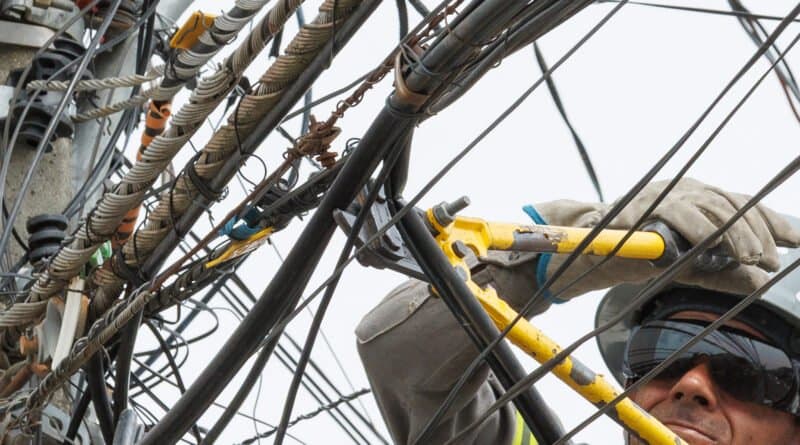 Mais de 70 mil metros de fios obsoletos já foram retirados dos postes de Tubarão