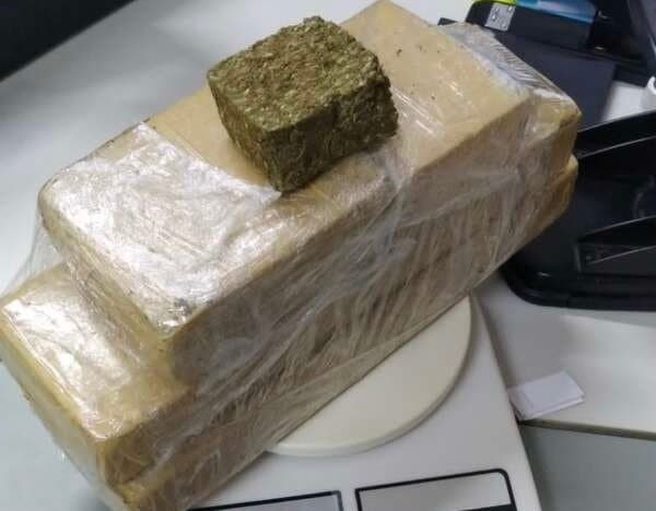 Dois homens são presos com mais de 10 kg de maconha em carro