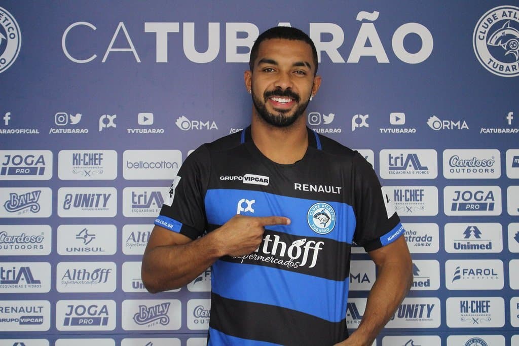 Lateral com passagem pelo Tubarão é convocado pela Seleção Brasileira