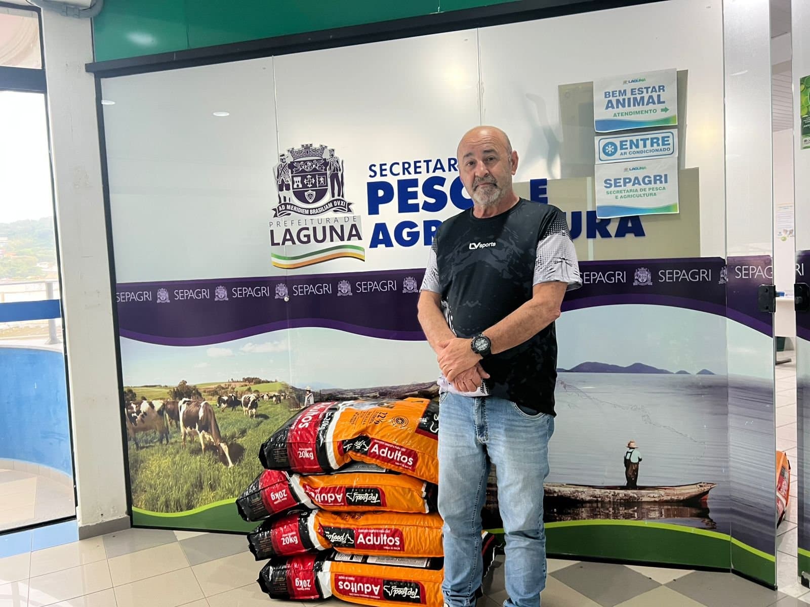 Laguna inicia entrega de ração para tutores de cães e gatos