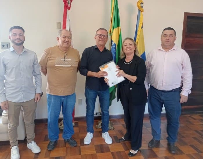 Sindicato dos servidores de Capivari de Baixo entrega proposta de nivelamento salarial