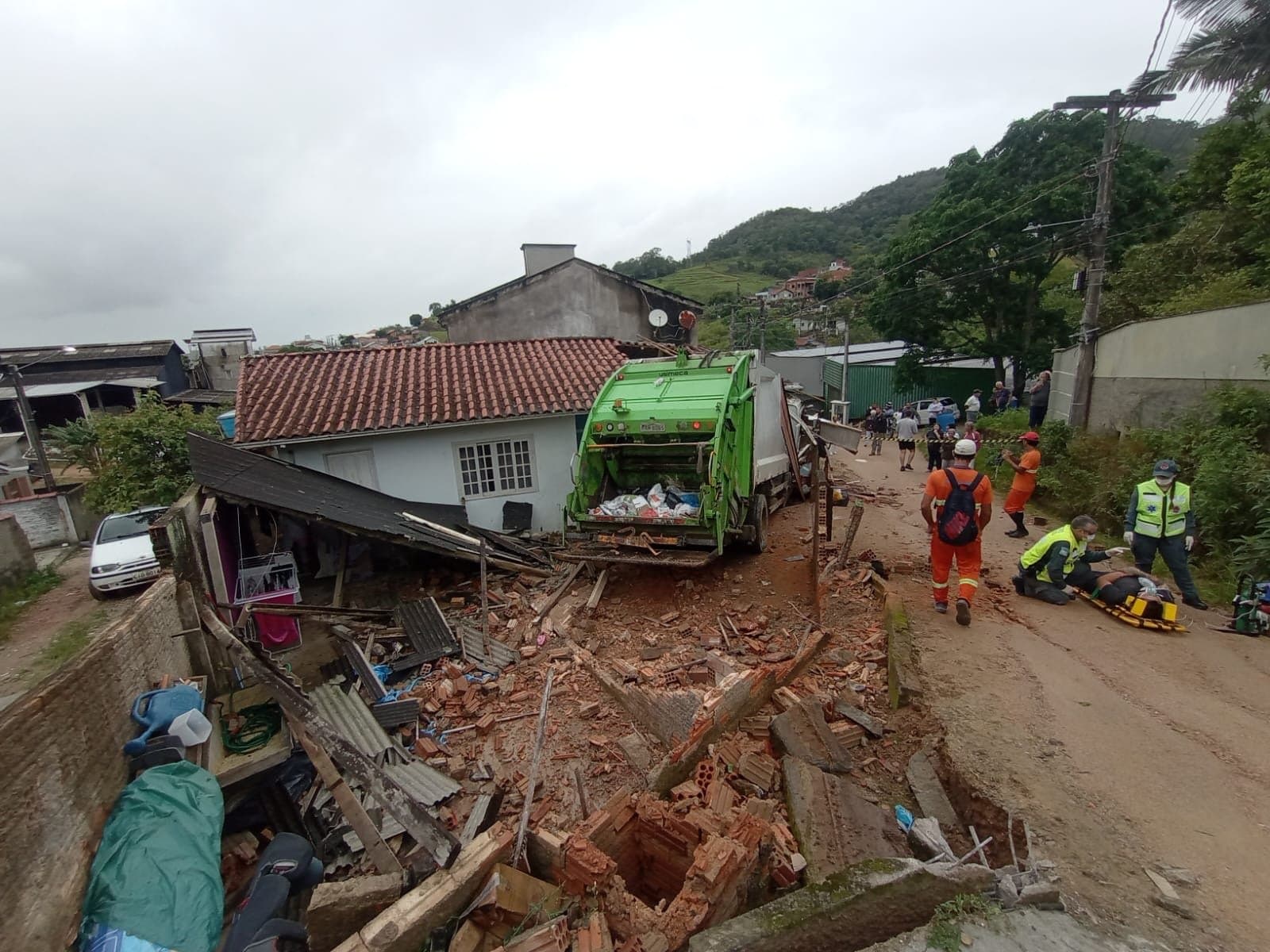 Casa é parcialmente destruída por caminhão de lixo; motorista alega ter perdido o freio