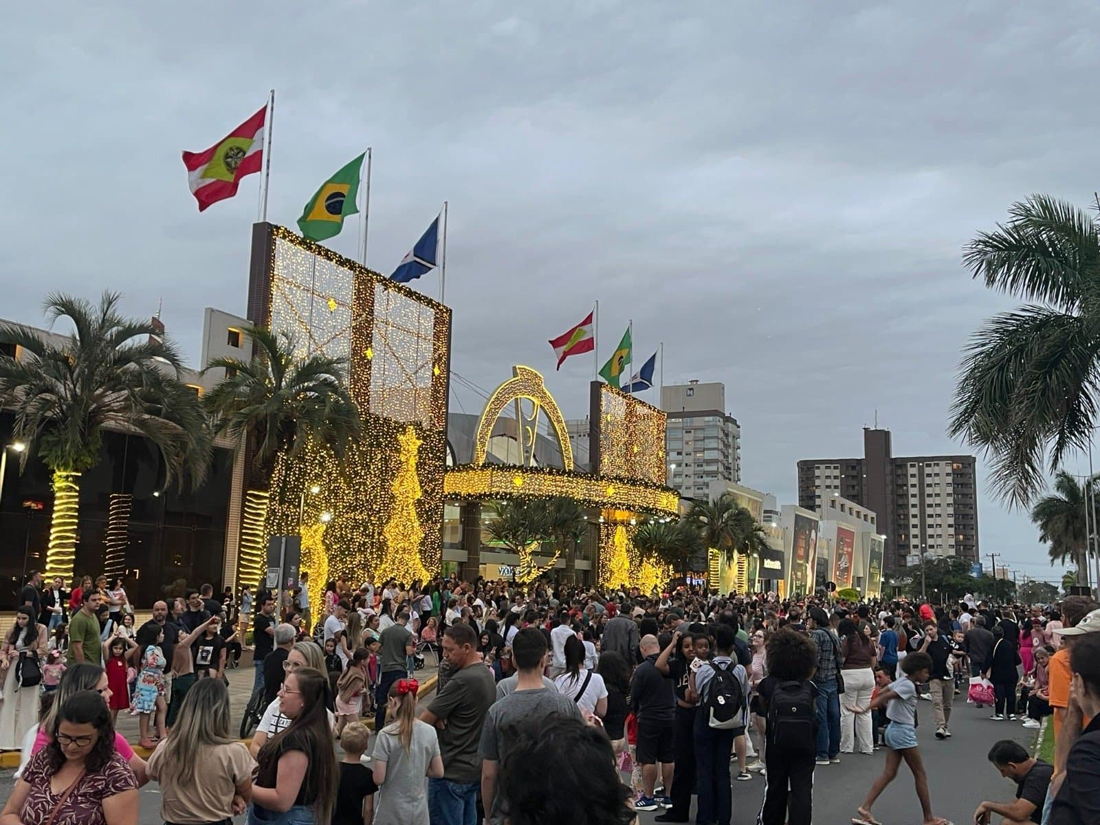 Farol Shopping celebra a chegada do Papai Noel com Parada de Natal neste domingo (9)