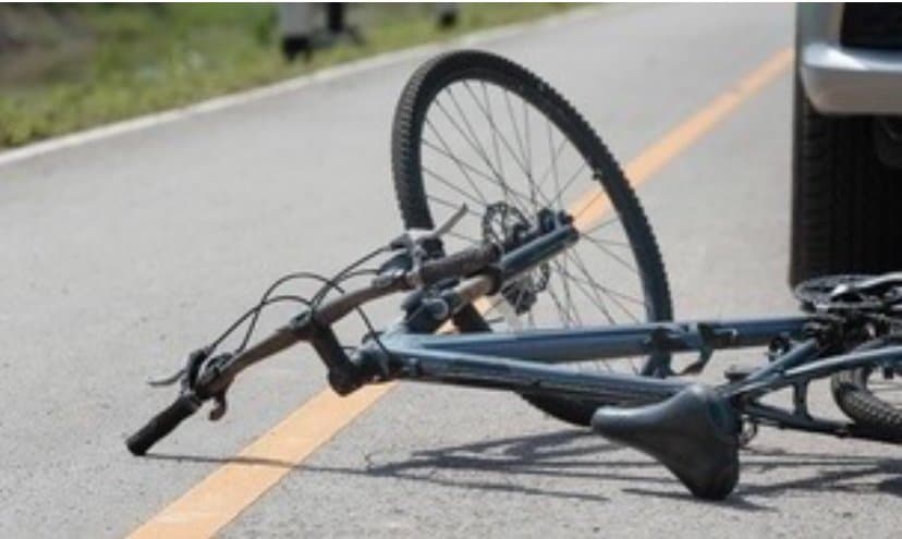 Ciclista é atropelado e motorista foge sem prestar socorro