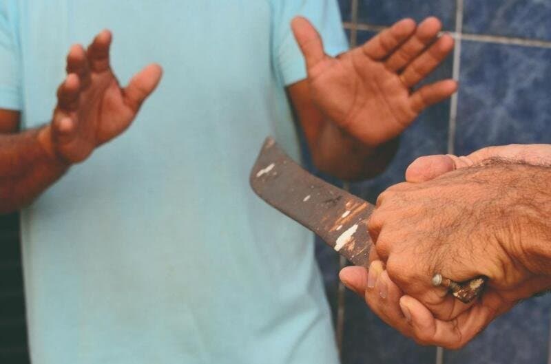 Homem de 37 anos fica gravemente ferido ao levar golpes de facão no meio da rua