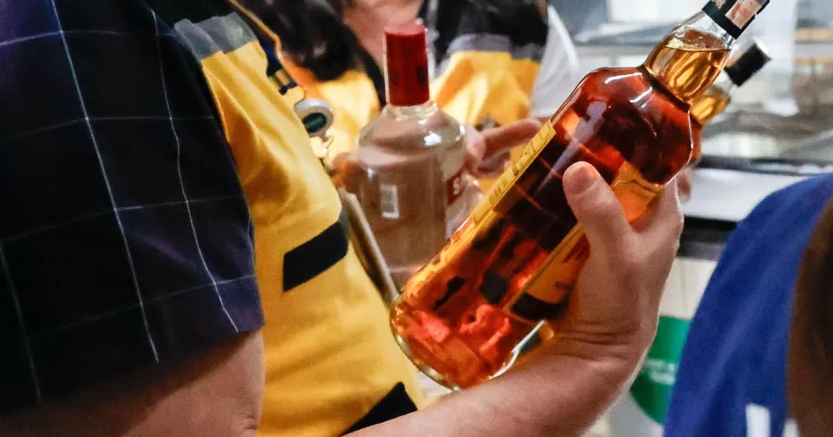 Homens tentam furtar garrafas de bebidas avaliadas em mais de R$ 350