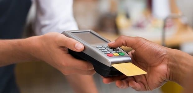 Cartões de idoso são furtados de carro e jovem é preso após gastar R$ 445 em compras