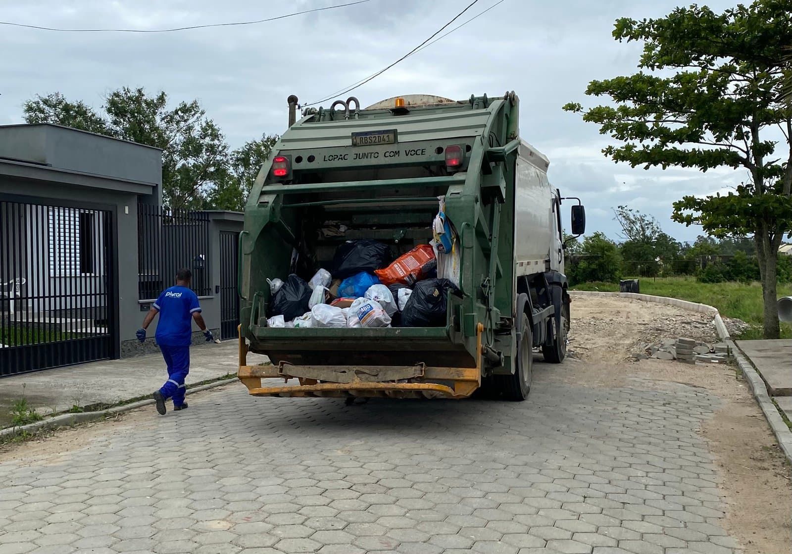 Falta mão de obra para a coleta de lixo em Tubarão; há vagas para motorista e coletor