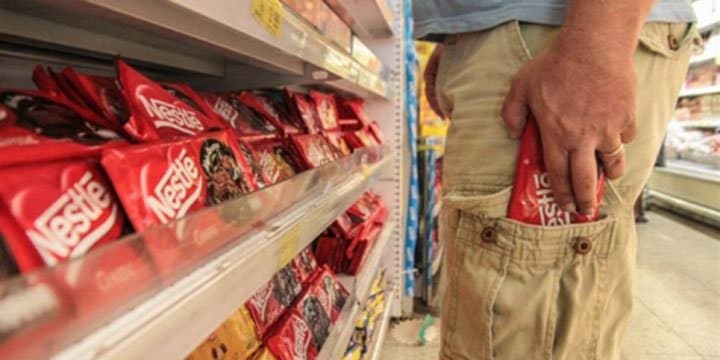 Dois homens são flagrados furtando chocolates e outros produtos em supermercados